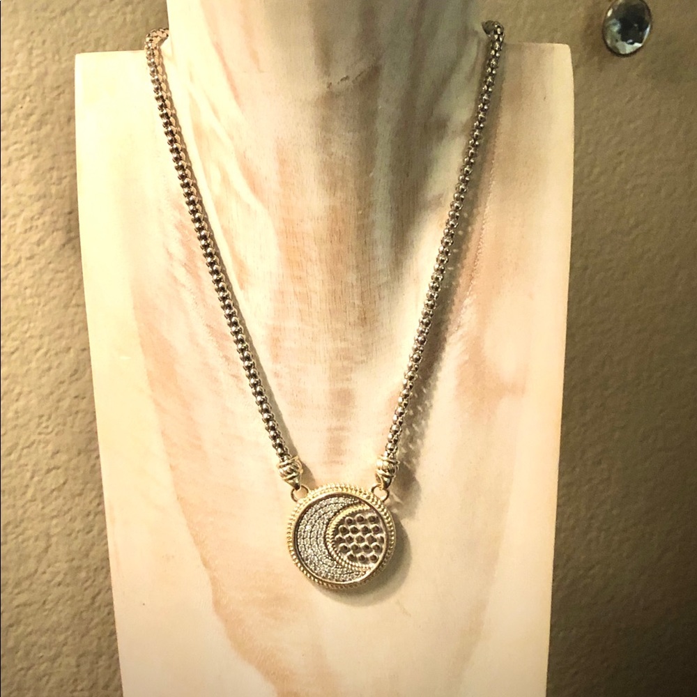 New..Necklace.. magnetic closure